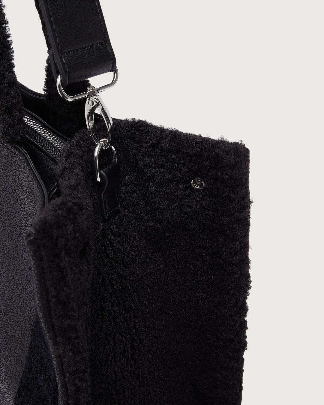 Bolso Liu Jo negro con borrego para mujer